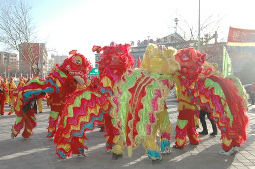 酒泉市2011年元宵節(jié)社火匯演期間，部分社火隊(duì)來公司拜年