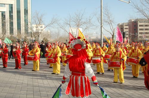 酒泉市2011年元宵節(jié)社火匯演期間，部分社火隊(duì)來公司拜年