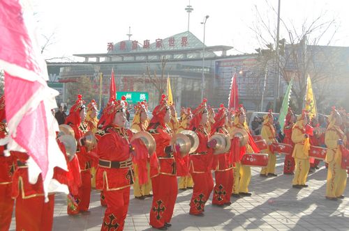 酒泉市2011年元宵節(jié)社火匯演期間，部分社火隊(duì)來公司拜年