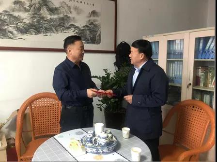 敦煌種業(yè)領(lǐng)導(dǎo)看望慰問公司老干部、老黨員及困難黨員職工