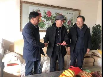 敦煌種業(yè)領(lǐng)導(dǎo)看望慰問公司老干部、老黨員及困難黨員職工