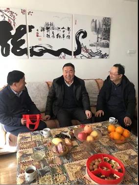 敦煌種業(yè)領(lǐng)導(dǎo)看望慰問公司老干部、老黨員及困難黨員職工