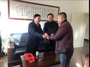 敦煌種業(yè)領(lǐng)導(dǎo)看望慰問公司老干部、老黨員及困難黨員職工